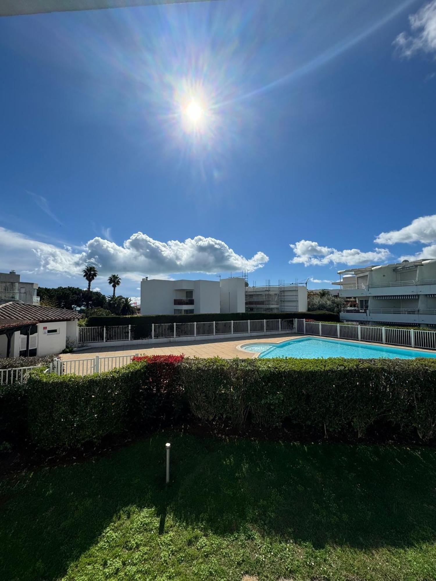 Appartemment Vue Mer Et Piscine Villeneuve-Loubet Εξωτερικό φωτογραφία